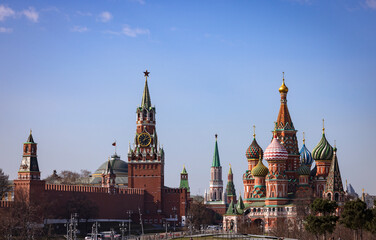 Obraz premium A picturesque view of the Kremlin featuring its iconic golden domes and towers against a vibrant sky, epitomizing the historical and architectural grandeur of Russia.
