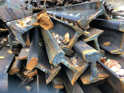 Rostige Bahnschienen im Schrott &ndash; Recycling und Gleissanierung