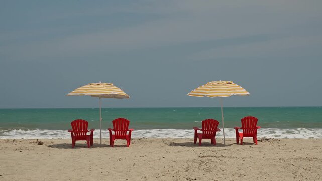 SILLLAS A LA ORILLA DE LA PLAYA EN EL CARIBE - 4K - 60FPS