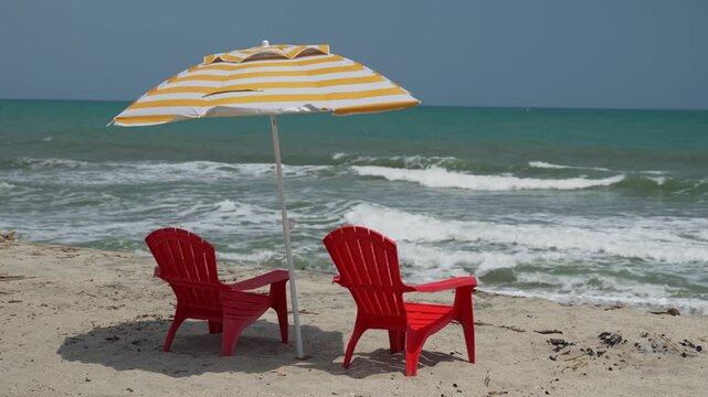 SILLLAS A LA ORILLA DE LA PLAYA EN EL CARIBE - 4K - 60FPS