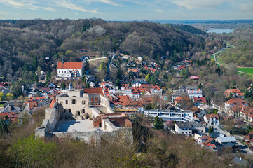 Malowniczy widok na Kazimierz Dolny, urokliwe, historyczne miasto w Polsce, widziany z ruin zamku. Zdjęcie ukazuje piękną panoramę rzeki Wisły, kolorowe budynki Starego Miasta oraz zielone otoczenie. © BMC