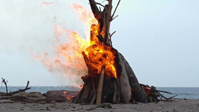 FOGATA A LA ORILLA DE LA PLAYA EN EL OCASO - 4K - 60FPS