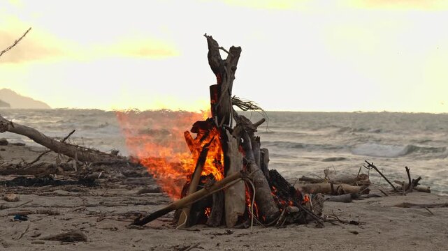 FOGATA A LA ORILLA DE LA PLAYA EN EL OCASO - 4K - 60FPS