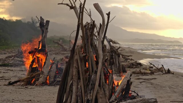 FOGATA A LA ORILLA DE LA PLAYA EN EL OCASO - 4K - 60FPS