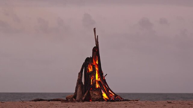 FOGATA A LA ORILLA DE LA PLAYA EN EL OCASO - 4K - 60FPS