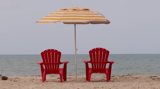 SILLLAS A LA ORILLA DE LA PLAYA EN EL CARIBE - 4K - 60FPS