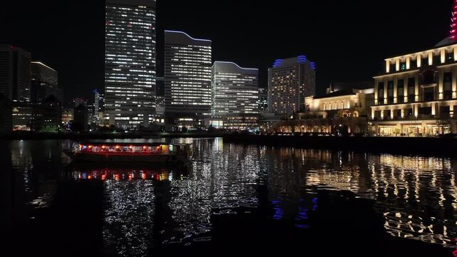 神奈川県 横浜みなとみらいの美しい夜景 海面に反射するビル群と大観覧車 動画素材 4K