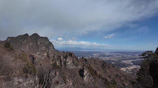 群馬県 妙義山の超難所「天狗の評定」の看板と険しい鎖場 山岳信仰と中級者向け登山 4K