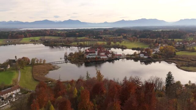 Kloster Seeon, ein bedeutendes Kulturdenkmal im Chiemgau, Landkreis Traunstein, Oberbayern. Herbstliche Panoramaaufnahme des Klosters Seeon am Seeoner See in Seeon-Seebruck, Deutschland