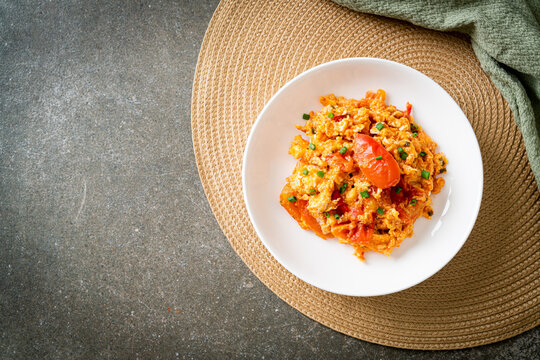 Stir-fried tomatoes with egg or Scrambled eggs with tomatoes