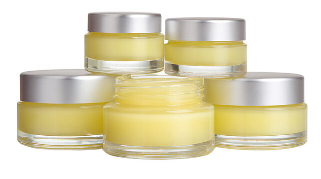 Pięć małych szklanych słoiczk&oacute;w z naturalnym ż&oacute;łtym balsamem do ust lub kremem, idealnych do pielęgnacji sk&oacute;ry, na białym tle.