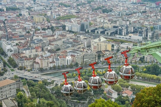 Stadtpanorama, vorne die Seilbahn Telepherique Grenoble - Bastille, Grenoble, Frankreich