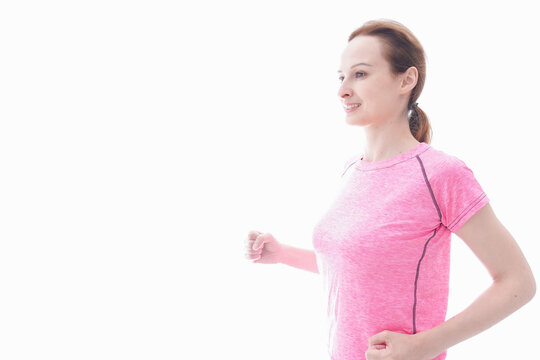 ランニングをする笑顔の若い女性