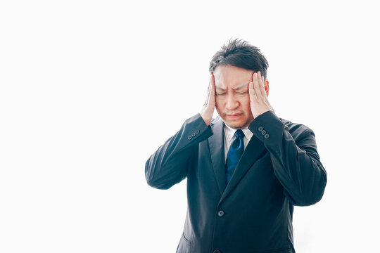 頭痛に苦しむスーツを着た中年男性