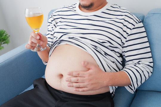 お酒の飲み過ぎで肥満の男性