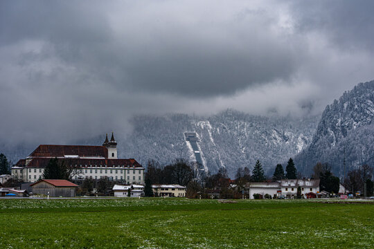 Das Walchensee-Kraftwerk und das Kloster Schlehdorf im Winter