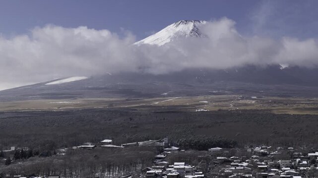 山中湖村の高台より望む積雪後の町と富士山のタイムラプス映像（パンニング）