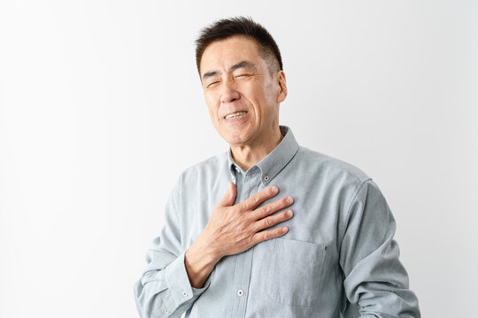 私服のシニア男性の立ち姿　ライフスタイルイメージ