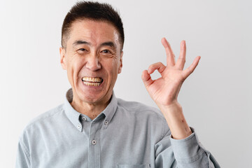 私服のシニア男性の立ち姿　ライフスタイルイメージ © aijiro