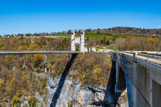 Les Ponts de la Caille, sur la rivi&egrave;re les Usses, relient les communes de Cruseilles et Allonzier-la-Caille (Haute-Savoie, France), le tablier est &agrave; 96m de hauteur.