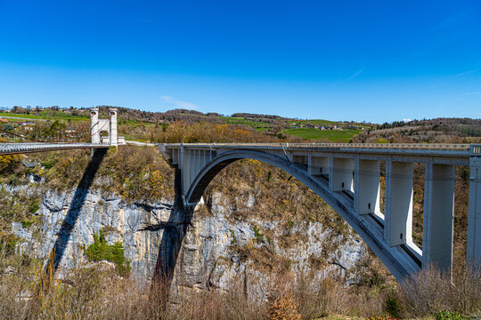 Les Ponts de la Caille, sur la rivi&egrave;re les Usses, relient les communes de Cruseilles et Allonzier-la-Caille (Haute-Savoie, France), le tablier est &agrave; 96m de hauteur.