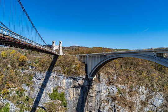 Les Ponts de la Caille, sur la rivi&egrave;re les Usses, relient les communes de Cruseilles et Allonzier-la-Caille (Haute-Savoie, France), le tablier est &agrave; 96m de hauteur.