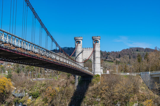 Les Ponts de la Caille, sur la rivi&egrave;re les Usses, relient les communes de Cruseilles et Allonzier-la-Caille (Haute-Savoie, France), le tablier est &agrave; 96m de hauteur.