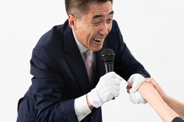 Naklejka premium マイクを持ちながら選挙演説をするシニア男性