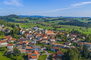 Fototapeta premium Die Gemeinde Haus im Wald bei Grafenau in der Region Donau-Wald aus der Vogelperspektive