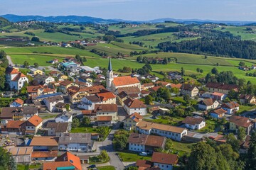 Obraz premium Ausblick auf den Naturpark Bayerischer Wald rund um die Ortschaft Haus im Wald im Sommer