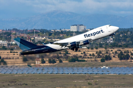 Avi&oacute;n de carga a&eacute;rea de la aerol&iacute;nea Atlas Air despegando en el aeropuerto de Madrid Barajas con matr&iacute;cula N485MC.