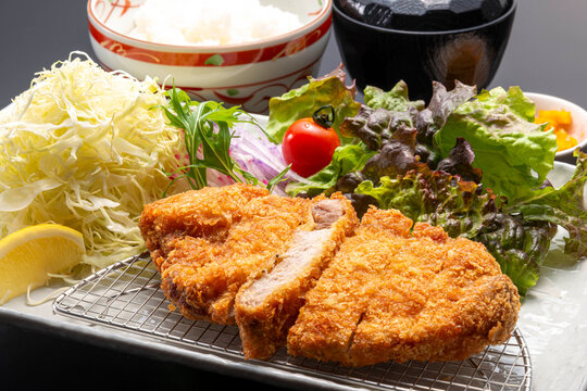 揚げたてのとんかつ定食