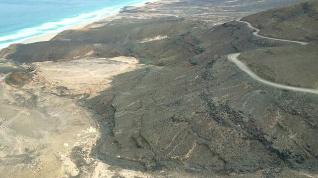 Cofete - Fuerteventura - Wyspy Kanaryjskie - Hiszpania - piękna długa plaża połączona z g&oacute;rami, duże fale, szeroka plaża, piękne widoki, nagrane dronem