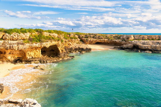 Cala Tre Buchi: insenatura naturale e mare cristallino a Monopoli - Puglia, Bari, Italia