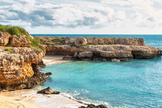 Spiaggia di Cala Tre Buchi a Monopoli: un paradiso nascosto tra le rocce - Monopoli, Bari, Puglia, Italia