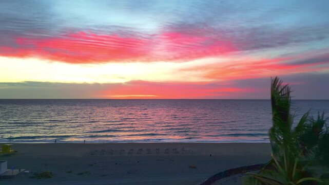 Plaża Jandia - Fuerteventura - Wyspy Kanaryjskie - Hiszpania - majestatyczny wsch&oacute;d słońca na plaży nagrany dronem, ocean, chmury, plaża, dron