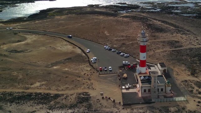Latarnia morska El Tost&oacute;n (Faro de Tost&oacute;n) - Fuerteventura - Wyspy Kanaryjskie - Hiszpania - latarnia morska nagrana dronem, zdjęcia kinowe, fale, wybrzeże, bez ludzi