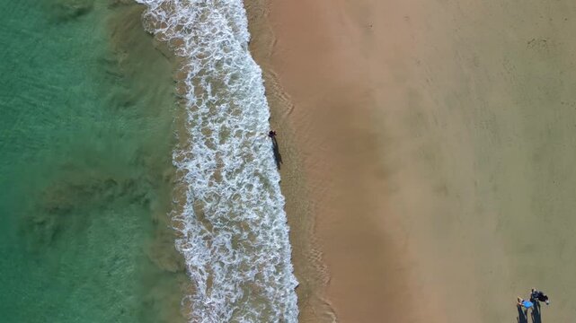 Plaża Jandia - Fuerteventura - Wyspy Kanaryjskie - Hiszpania - jedna z najpiękniejszych plaż na wyspie z białym piaskiem. Film nagrany dronem w wysokiej jakości, ocean, g&oacute;ry, chmury, fale, natura