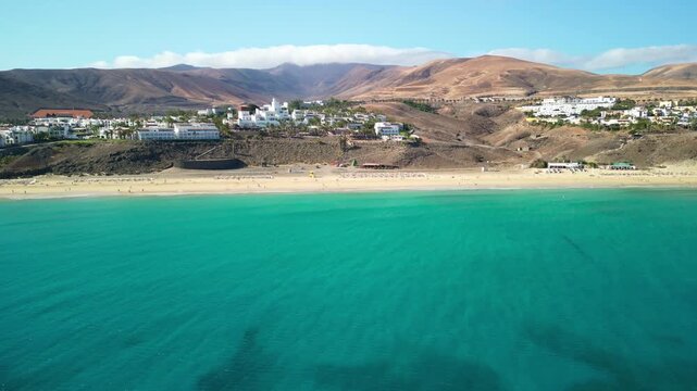 Plaża Jandia - Fuerteventura - Wyspy Kanaryjskie - Hiszpania - jedna z najpiękniejszych plaż na wyspie z białym piaskiem. Film nagrany dronem w wysokiej jakości, ocean, g&oacute;ry, chmury, fale, natura