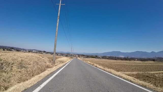 長野にある田畑の間の道路を走っている。