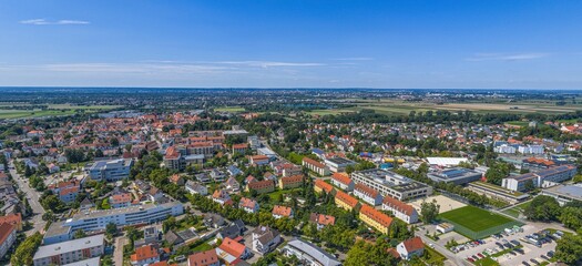 Obraz premium Die Stadt Friedberg in Schwaben rund um die Wallfahrtskirche Herrgottsruh aus der Vogelperspektive