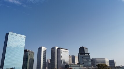 日本の都市の風景　高層ビル群と青空 © たか おと