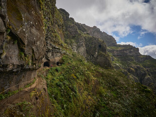 Obraz premium Madeira, Madera, Ilha da Madeira - szlak PR1 - Pico Areeiro 1818 m i Pico Ruivo 1862 m. Trilho PR1 ligando os dois pontos mais altos da Madeira: Pico do Areeiro (1818 m) e Pico Ruivo (1862 m)