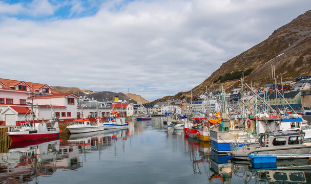 Norwegen  Fischesboote  Honningsv&aring;g ist eine Stadt in der norwegischen Kommune Nordkapp in der Provinz Finnmark.