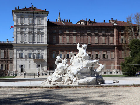 Giardini Reali di Torino, Fontana dei Tritoni in primo piano. 