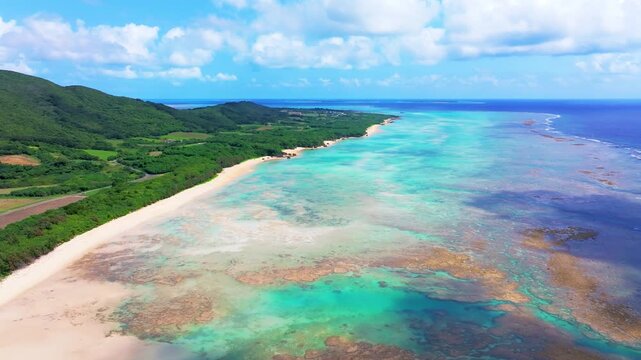 南風見田の浜（沖縄県西表島）