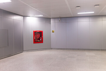 Obraz premium Fire extinguisher station in a modern clean building corner