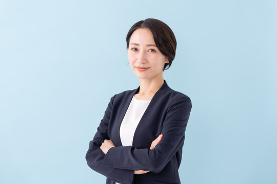 ビジネス　女性　ブルーバック