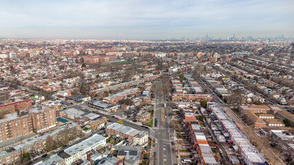 Obraz premium Queens residential neighborhood aerial view with manhattan skyline