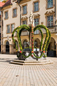 Osterbrunnen vor dem Rathaus in Sigmaringen (Hohenzollern)